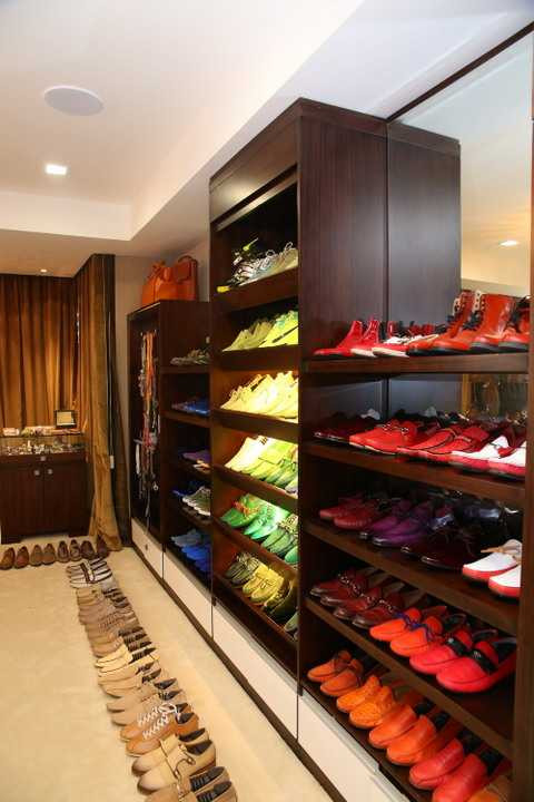 Anh cưng giày đến độ tự tay lau chùi chúng mỗi ngày và nhớ chính xác vị trí của từng đôi giày. Và nói là siêu thị cũng không ngoa bởi vô số đôi trong số này được anh mua chỉ với mục đích trưng bày vì có những đôi anh chưa đụng tơí.