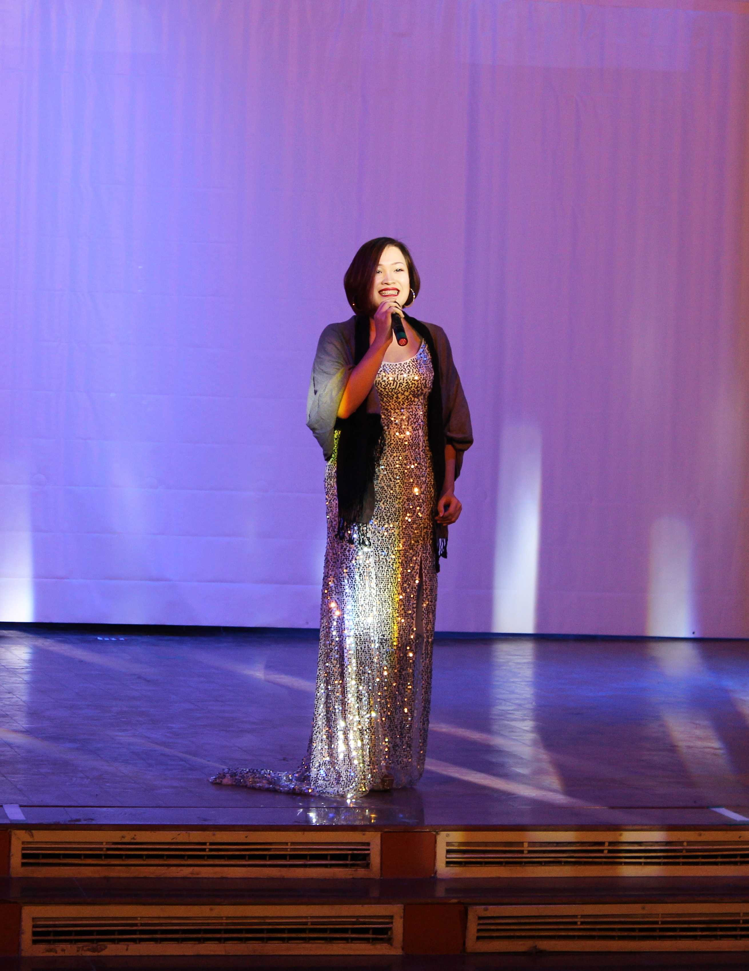 Ca sỹ Minh Ngọc mang mùa đông ấm áp đến trẻ vùng cao.