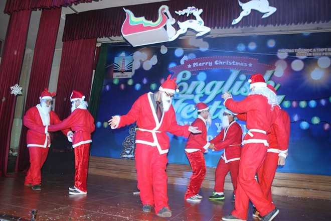 Trường THPT Nguyễn Siêu vui Noel
