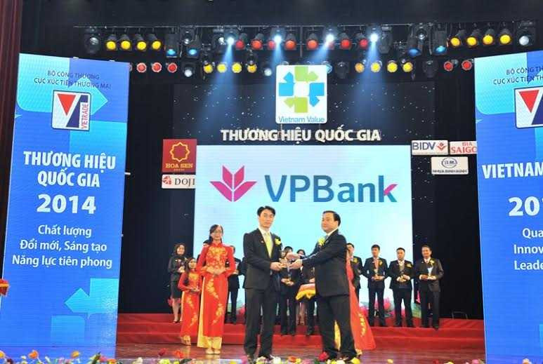 Đại diện VPBank nhận giải thưởng Thương hiệu quốc gia 2014