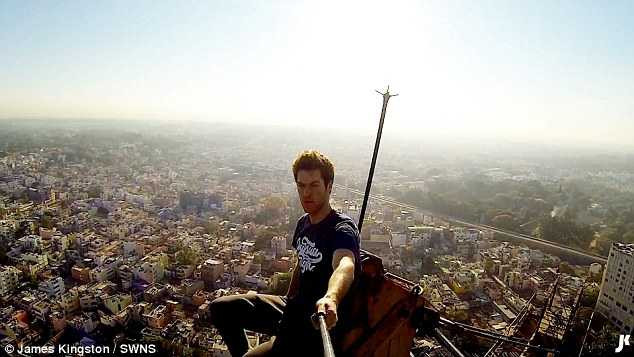 Video dựng tóc gáy của thanh niên tay không leo cần cẩu