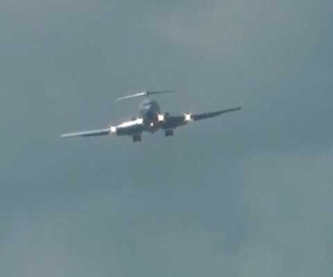 máy bay sát đầu 1