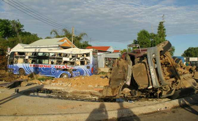 Xe khách va chạm xe container, 5 người bị thương