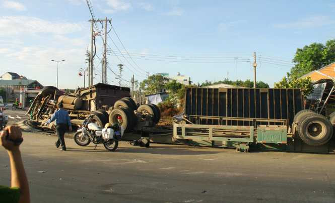 Xe khách va chạm xe container, 5 người bị thương