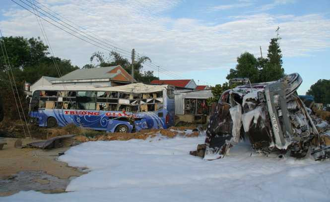 Xe khách va chạm xe container, 5 người bị thương