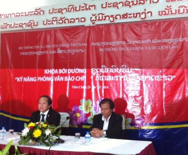 khóa bồi dưỡng “Kỹ năng phỏng vấn báo chí” cho các nhà báo Lào từ ngày đã bế giảng.