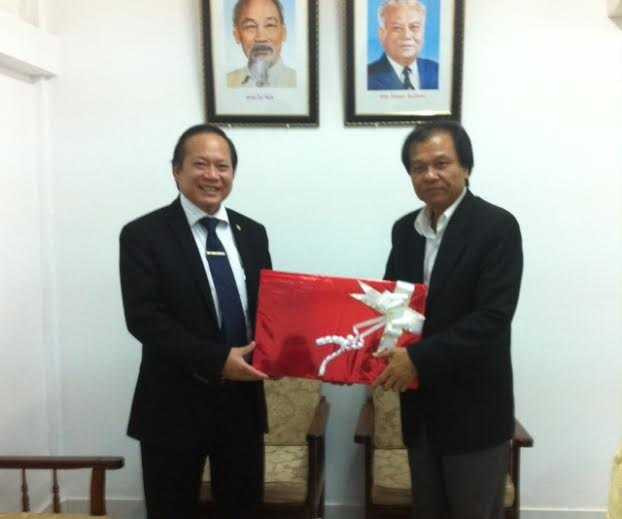 Thứ trưởng Trương Minh Tuấn đã trao tặng cho Viện Thông tin Văn hóa Lào 15 bộ máy tính xách tay