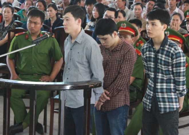 Ba bị cáo trước vành móng ngựa.