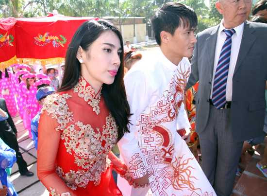 Công Vinh - Thủy Tiên lên chùa làm lễ sáng nay. Ảnh: Jessica.