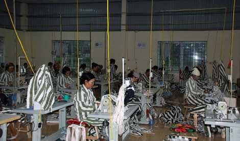 Phạm nhân nữ lao động trong xưởng may của Trại giam Tân Lập.