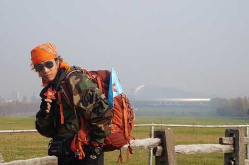 Lan Phương bùi ngùi chia tay hai bạn đồng hành.