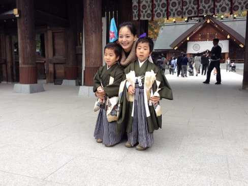 Lan Phương bùi ngùi chia tay hai bạn đồng hành.