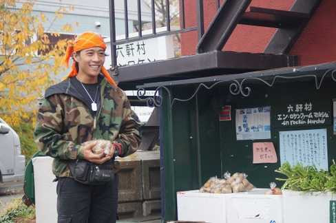 Lan Phương bùi ngùi chia tay hai bạn đồng hành.