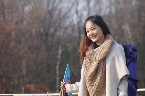 Sau những thử thách đầu tiên, diễn viên Lan Phương liên tục hoàn thành và nhận được cờ thắng trận.