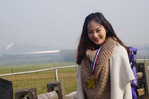 Nữ diễn viên chiếm lợi thế lớn cách nói chuyện duyên dáng và ngoại hình xinh đẹp.