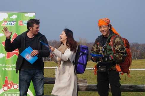 Lan Phương bùi ngùi chia tay hai bạn đồng hành.