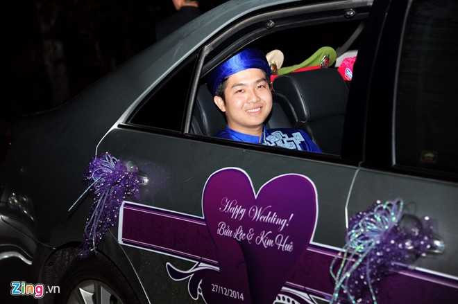 Chú rể Bửu Lộc diện áo dài khăn đóng màu xanh đến nhà gái để đón dâu.