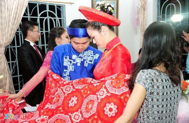 Câu dâu và chú lễ thực hiện nghi thực hái trầu cau.