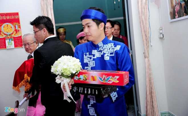 Anh bê khay hộp đèn cầy dẫn đầu đoàn phù rể.