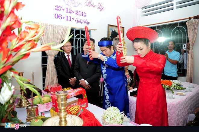 Cô dâu chú rể trước bàn thờ tổ tiên