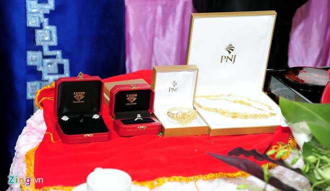 Những món quà mà họ nhà trai dành tặng cho cô dâu Nhật Kim Anh trong lễ rước dâu.