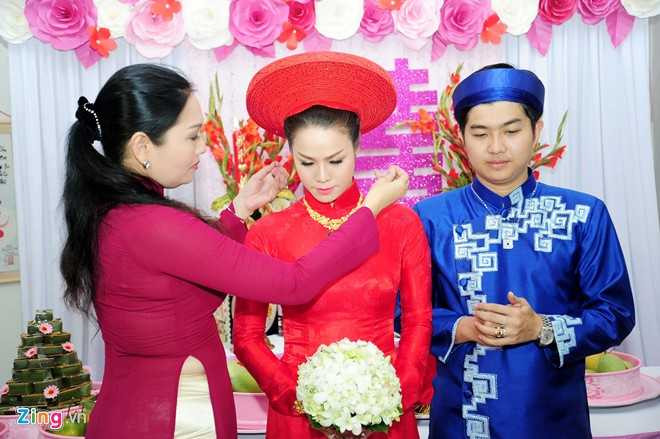 Chị gái Kim Tính tặng quà cho em gái Nhật Kim Anh.