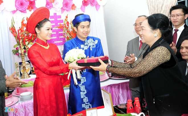 Mẹ cô dâu cũng tặng cho cô con gái những món quà quý giá trước lúc về nhà chồng.