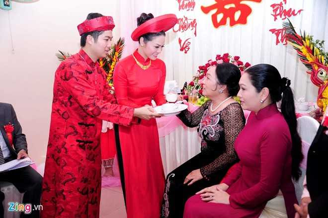 Nhật Kim Anh - Bửu Lộc thực hiện nghi thức dâng trà cho hai bên gia đình.