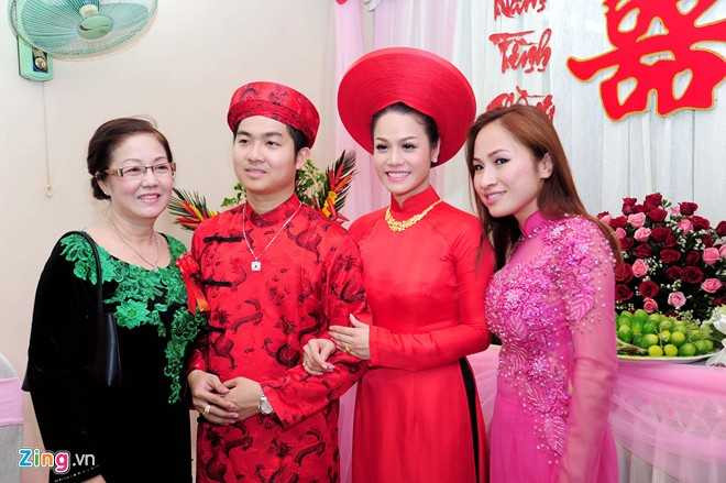 Vui vẻ chụp ảnh với mẹ vợ và người chị kết nghĩa của cả hai từ bên Mỹ trở về.