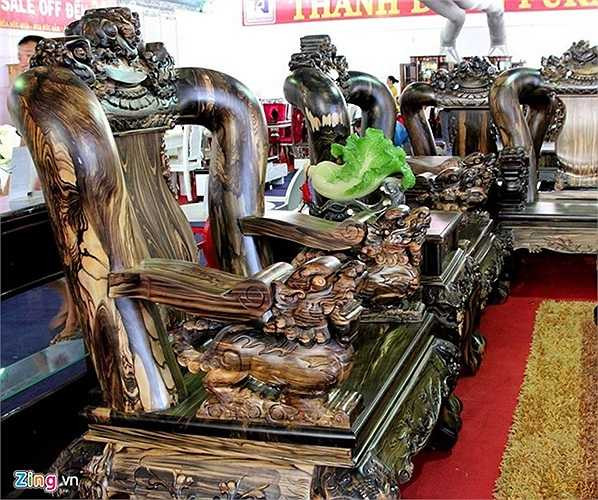 Ông Nguyễn Văn Vạn, Trưởng phòng kinh doanh của đơn vị gia công bộ salon, cho biết: 'Giá 1 tỷ cho bộ salon này so với thị trường là không đắt. Vì 1 khối gỗ mun hiện có giá 120 triệu, và đơn vị đã phải tốn đến 6 khối gỗ này để sản xuất. Toàn bộ quá trình điêu khắc đều thực hiện thủ công'. Phải mất hơn 3 tháng các nghệ nhân mới hoàn thành phần điêu khác cho bộ salon này. Ảnh: Zen Nguyễn.