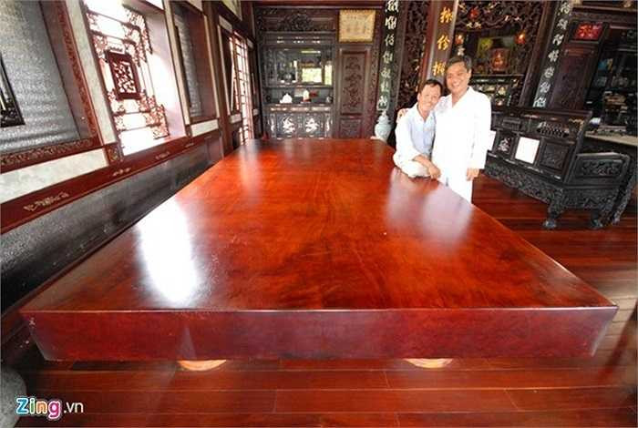 2. Một bộ ván ngựa làm bằng gỗ gõ bông lau với chiều ngang 2,15 m, dài 4 m, bề dày của ván 24 cm, nặng tới 2,2 tấn được cho là độc đáo nhất ở miền Tây được trả giá đến hơn 3 tỷ đồng. Tuy nhiên, chủ nhân của nó vẫn chưa đồng ý bán. Ảnh: Ngọc Trinh. 