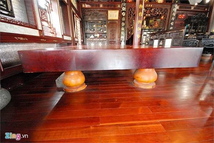 Anh Nguyễn Thanh Hải (Mỹ Đức, Châu Phú, An Giang), chủ nhân bộ ván ngựa cho biết, để săn được 'vật quý' này anh phải mất 3 năm. Theo những người kinh doanh đồ gỗ, bộ ván ngựa này là loại gỗ quý hiếm luôn được giới 'sành gỗ' thế giới săn lùng. Giá trị lớn nhất nằm ở tuổi thọ cây. Cây phải có tuổi thọ trên 500 năm mới có thể cho ra bộ ngựa khổng lồ này. Ngoài ra, người ta còn tin những bộ ván gỗ này sẽ mang lại may mắn. Ảnh: Ngọc Trinh.