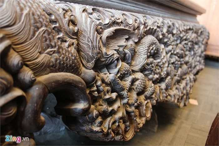 Chiếc sập được làm hoàn toàn bằng gỗ trắc, có chiều dài 2,4 m; rộng 2 m và cao chừng 80 phân. 4 mặt được trang trí với bộ đục long lân quy phượng rất cầu kỳ và tinh xảo. Rất nhiều người trả giá chiếc sập đến 1,5 tỷ đồng nhưng ông Thưởng cho biết, có thể sẽ giữ lại để làm kỷ niệm với nghề thu gom đồ cũ của mình. Ảnh: Ngọc Lan. 