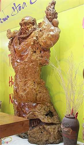 4. Trong Hội chợ Nông nghiệp Quốc tế lần thứ 14 diễn ra tại phố Hoàng Quốc Việt, Cầu Giấy, Hà Nội, bức tượng Bồ Đề Đạt Ma bằng nu gỗ nghiến cao 2,56 m, rộng 1,54 m được Trung tâm Sách kỷ lục Việt Nam xác lập kỷ lục là bức tượng tạc từ nu gỗ nghiến lớn nhất Việt Nam đến thời điểm hiện tại. Bức tượng thu hút sự chú ý của nhiều khách hàng và người tham quan. Ảnh: Ngọc Lan. 