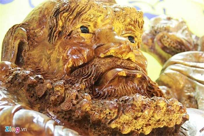 Anh Nguyễn Xuân Hòa (Hà Nội), người lên ý tưởng đồng chế tác cho biết, bức tượng được chế tác bằng nu gỗ nghiến khai thác từ núi rừng Na Hang (Tuyên Quang). Để hoàn thiện được bức tượng này, anh Hòa và hơn 10 thợ đục phải vất vả ngày đêm trong hơn 1 năm trời