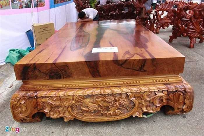 5. Tại Hội chợ Làng nghề truyền thống ở Hà Nội hồi giữa năm, chiếc sập làm hoàn toàn từ gỗ mun nguyên khối, có chiều dài 3,1 m, rộng 1,7 m, dầy 19 cm được chào bán với giá lên đến 650 triệu đồng. Ảnh: Ngọc Lan. 