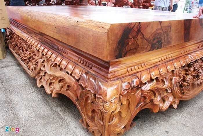 Theo giới thiệu của chủ hàng, chiếc sập gỗ này được làm từ gỗ mun nguyên khối, có tuổi đời hơn 1.000 năm được tìm mua tại Phan Thiết - Bình Thuận nên đặc biệt quý hiếm. 4 mặt chiếc sập được khắc hoa văn 4 mùa Xuân, Hạ, Thu, Đông, tượng trưng bởi cây thông, trúc, cúc, mai, hay còn được gọi tên là tác phẩm 4 mùa. Ảnh: Ngọc Lan.
