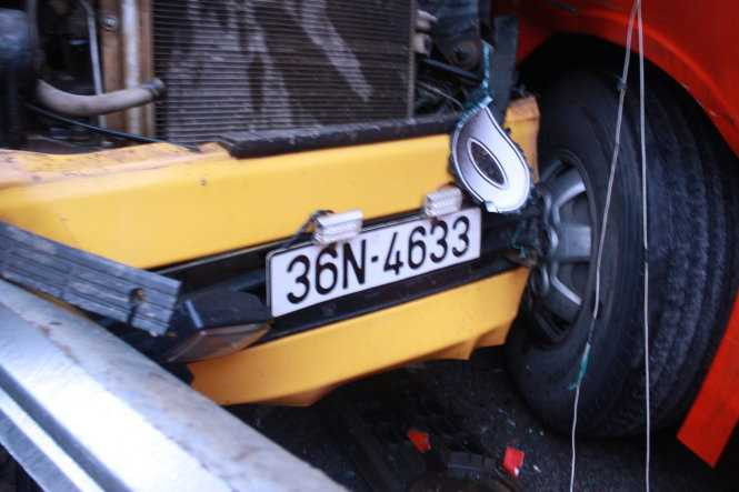 Xe tải tông nát đầu xe khách, 2 tài xế kẹt cứng trong cabin