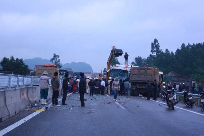 Xe tải tông nát đầu xe khách, 2 tài xế kẹt cứng trong cabin