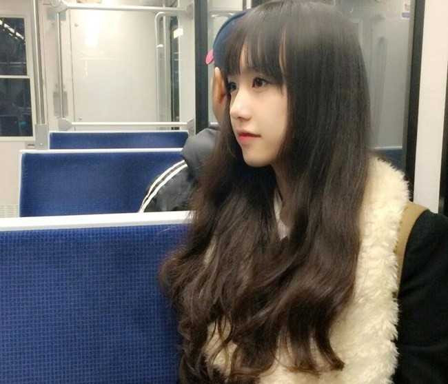 Nữ sinh bị chụp lén