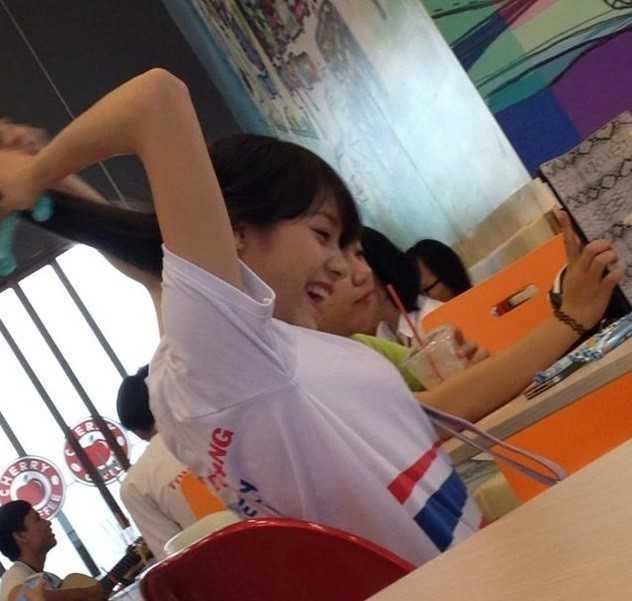 Nữ sinh bị chụp lén