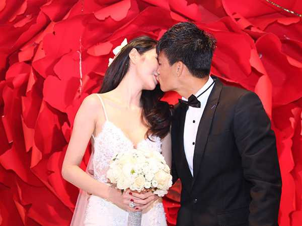 Công Vinh và Thuỷ Tiên khoá môi nhau say đắm