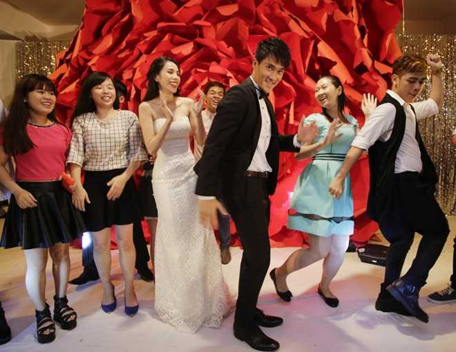 Clip: Công Vinh vui sướng nhảy nhót nhiệt tình trong hôn lễ với Thủy Tiên