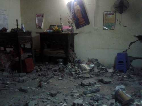 Hà Nội: Ô tô đâm thủng tường nhà văn hóa trong đêm