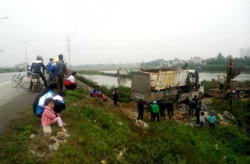 xe tải lao xuống ao