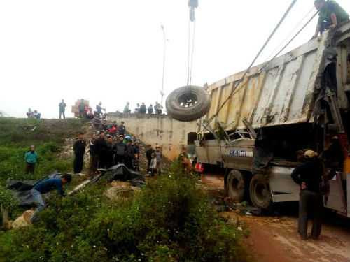 xe tải lao xuống ao