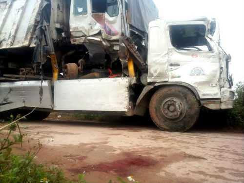 xe tải lao xuống ao