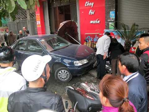 Ô tô mất lái, gây tai nạn liên hoàn