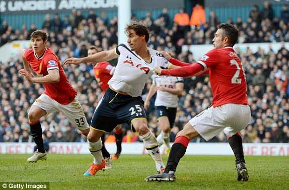 Van Persie kéo áo Stambouli 