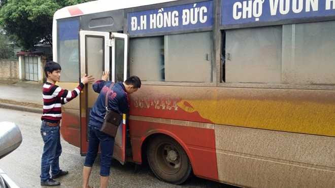 Xe buýt đang chạy, cửa rơi xuống đường